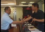 雷剑才主任向赵宇县长颁发当选证书（2009）